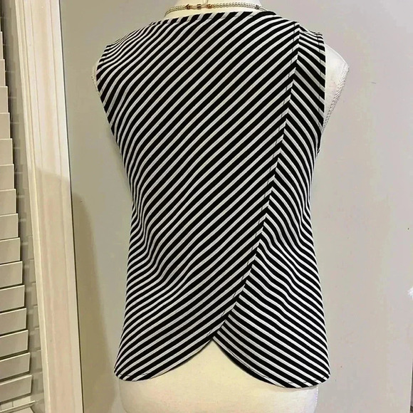 ❤️2/$30❤️[S]Banana Republic Black/White Striped  Tank Top - Picture 5 of 9